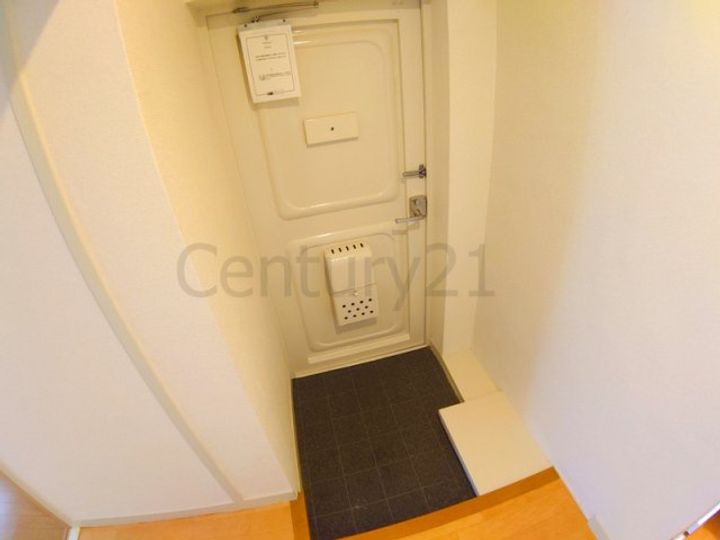 逆瀬川17号棟の玄関