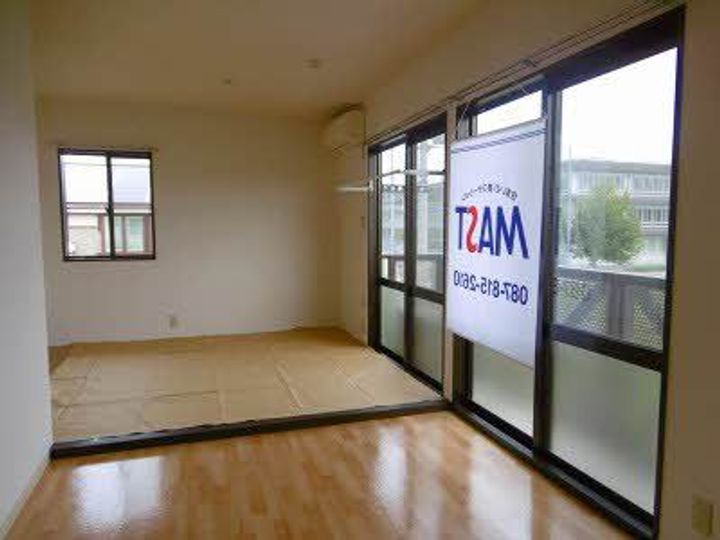 コスモタウン森岡 D棟の居間