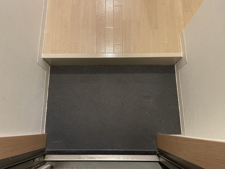 アスコット薬師堂西の玄関