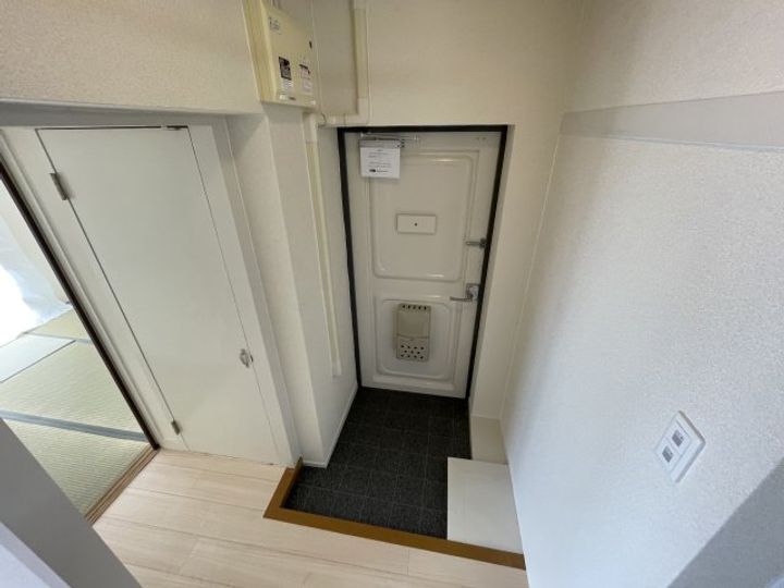 逆瀬川15号棟の玄関