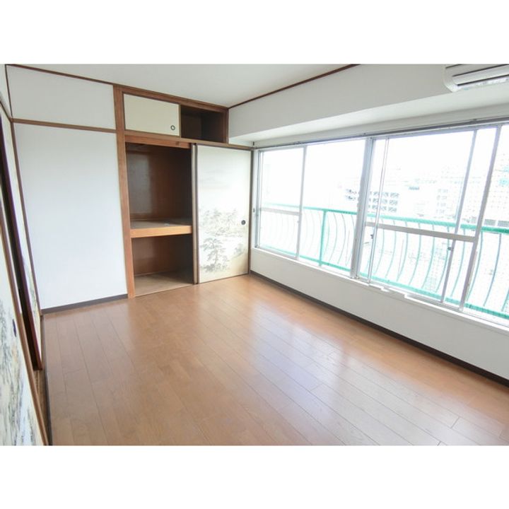 プラザビルの居間