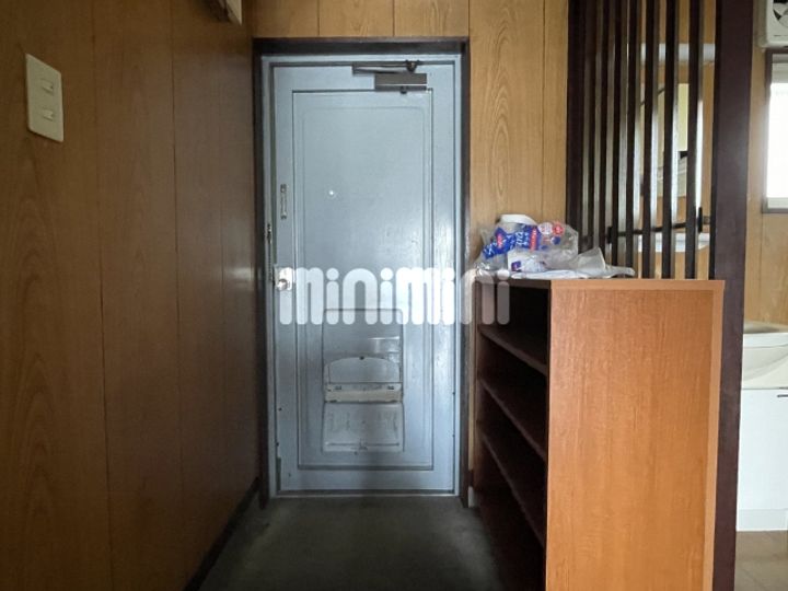 メゾンヤブタの玄関