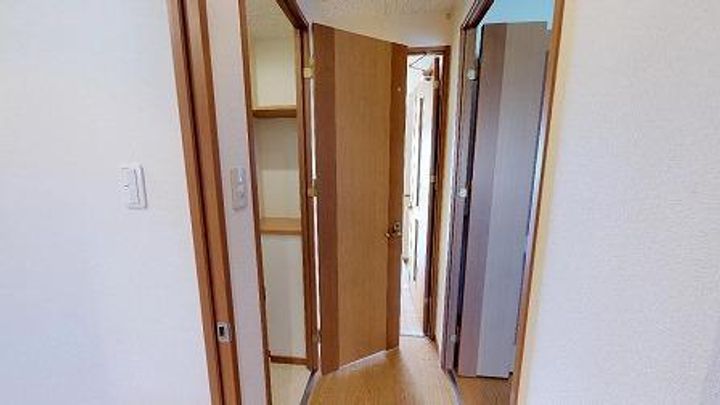 ニューリバー三萩野の玄関