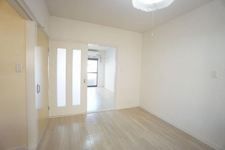 シャトルタカノの居間