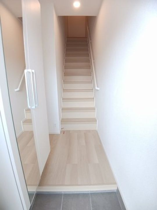 カーサ・グレイス Bの玄関