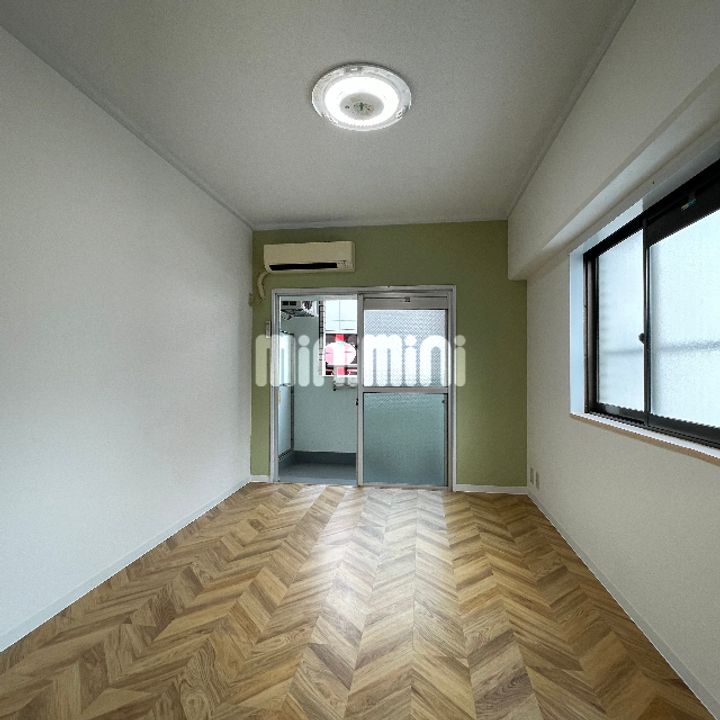 第5七福ビルの居間