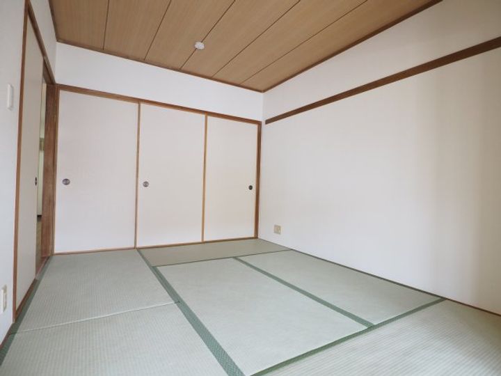 海風の街の内装