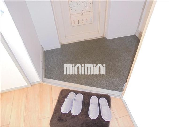 天王ハイツの玄関