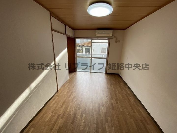 メゾン・ジュネスの居間