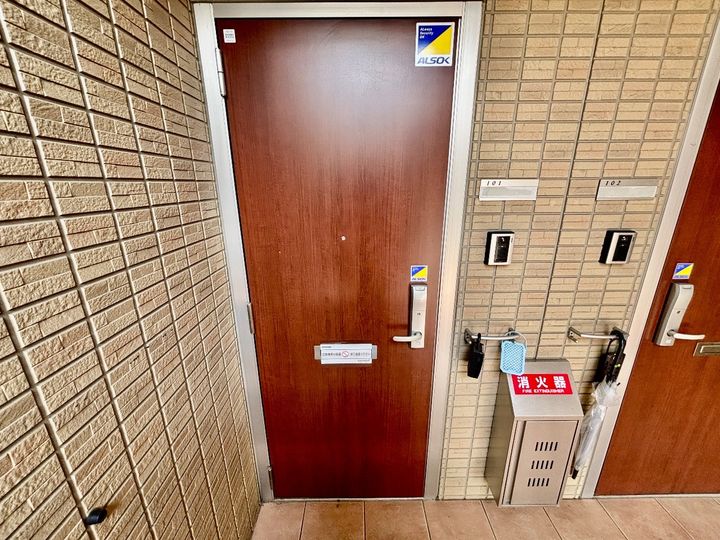 プランドール Bの玄関