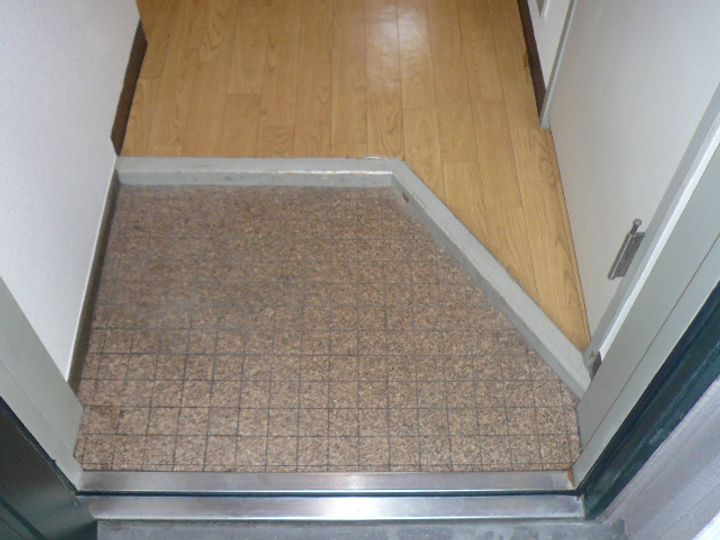 ロイヤルヒルズ銀杏町の玄関