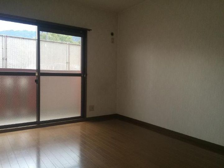 石川勉マンションの居間
