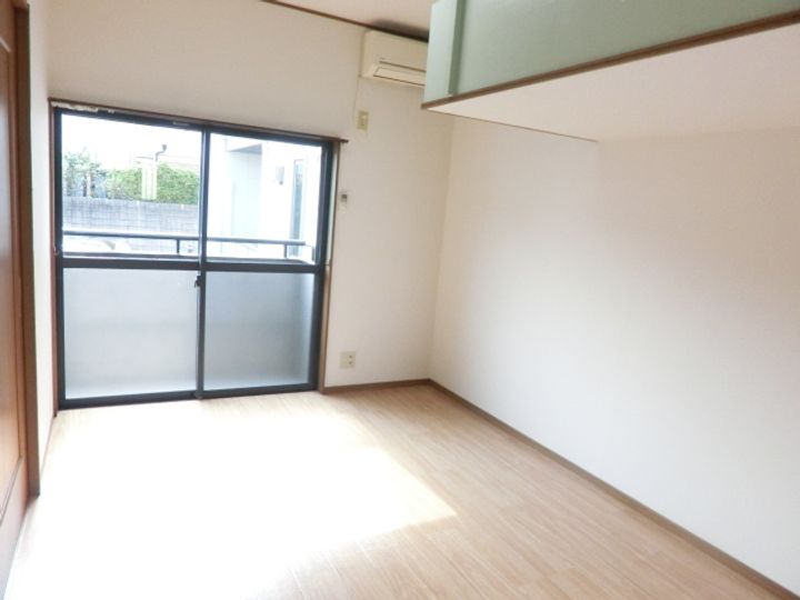 ミレニアムGの居間