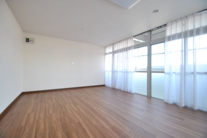 赤津マンションの居間