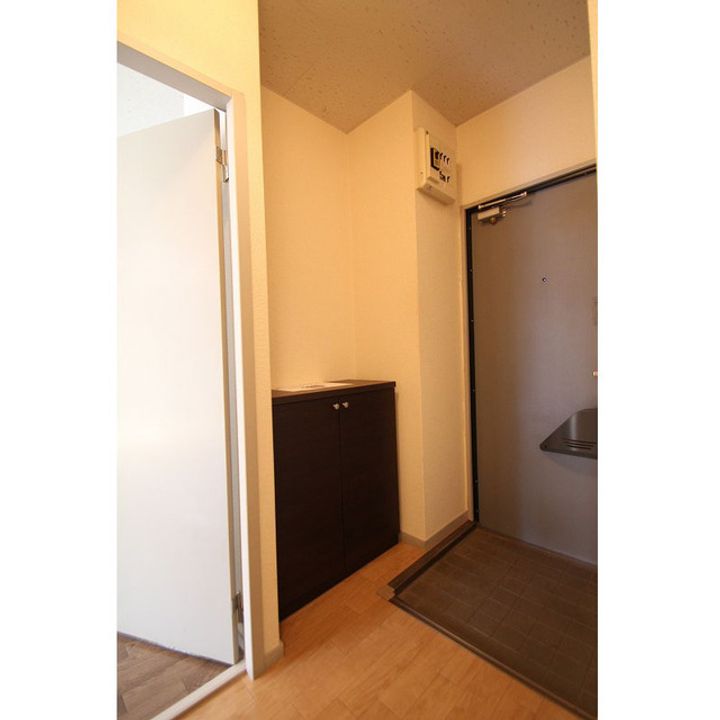 メゾンボナセーラA棟の玄関