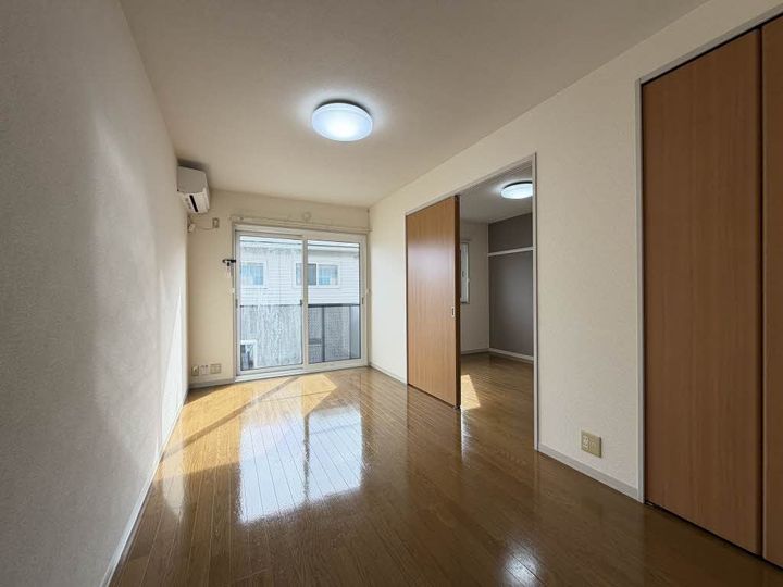 ななコートの居間