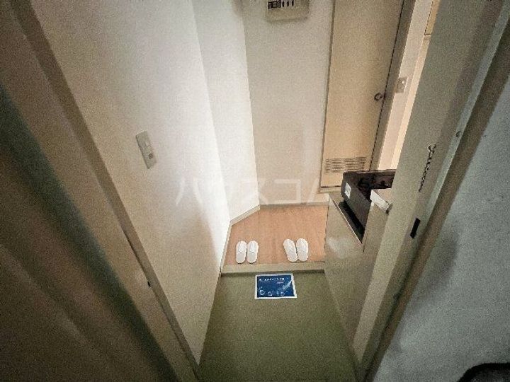 メゾン嵯峨の玄関