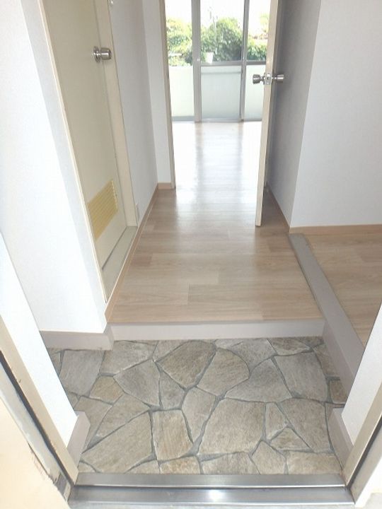 鹿鳴館ハイツの玄関