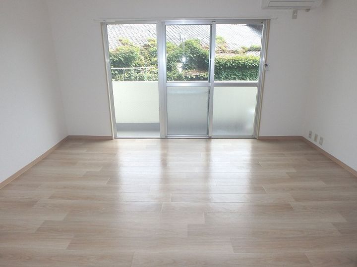 鹿鳴館ハイツの居間