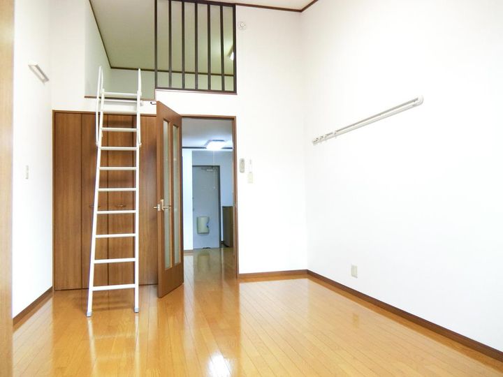 ハーブヒルズ朝日の居間