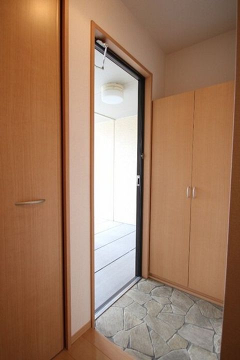 パストラーレ B棟の玄関