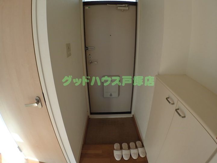 シティハイムファミールB棟の玄関