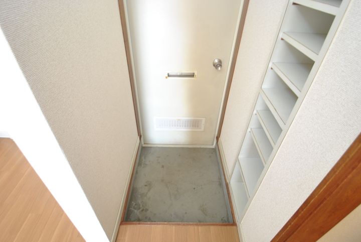 石川ハイツの玄関