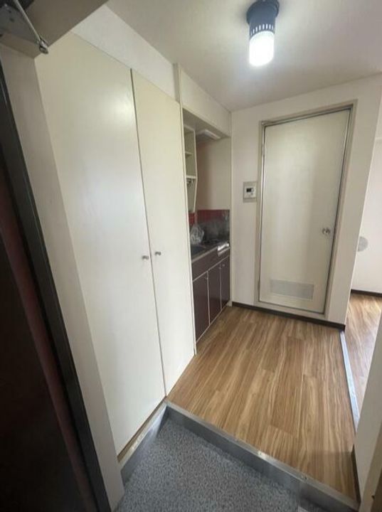 東京都世田谷区成城2(マンション)の賃貸物件の玄関