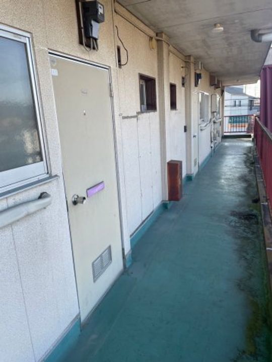 高山ハイツの玄関