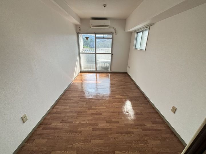 第三勝ビルの居間