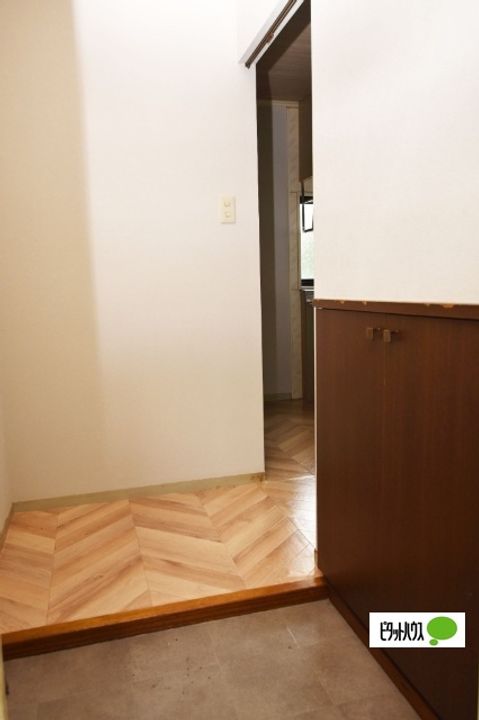 鼻高フラットの玄関