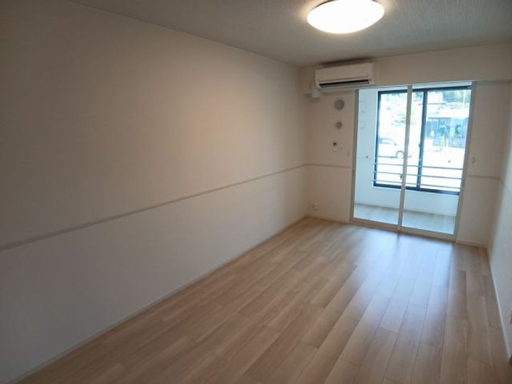 ブリーゼ西岡屋IIの居間