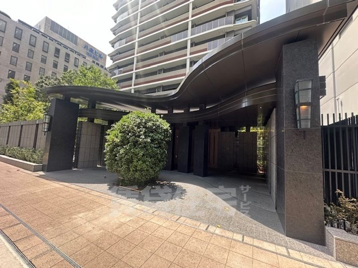 ローレルタワー堺筋本町の外観