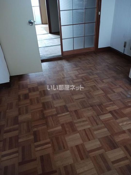 中村ビルの居間