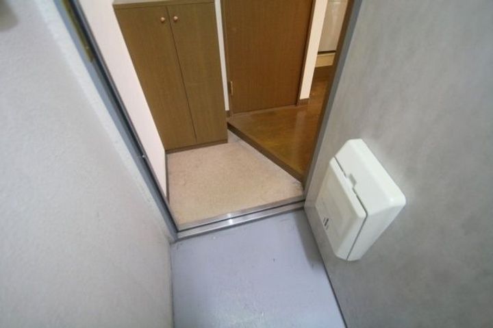 ペルソナ1の玄関