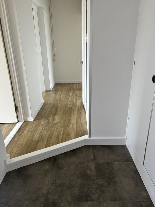 男山第4住宅311棟402号室の玄関