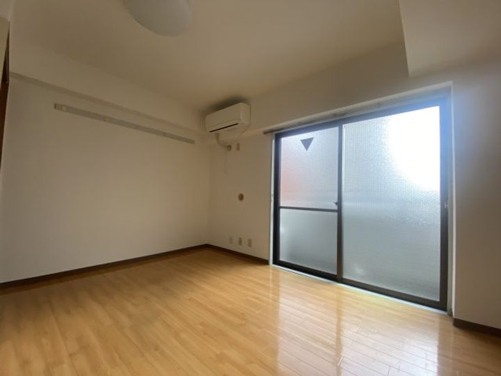 相良ビルの居間