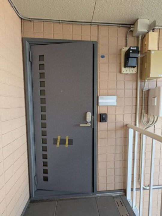 ウエストハウスBの玄関