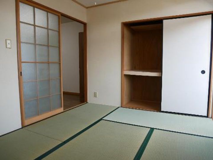 サープラスANDOの内装