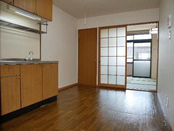 サープラスANDOの居間