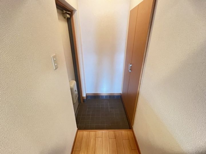 第六マンション一八の玄関