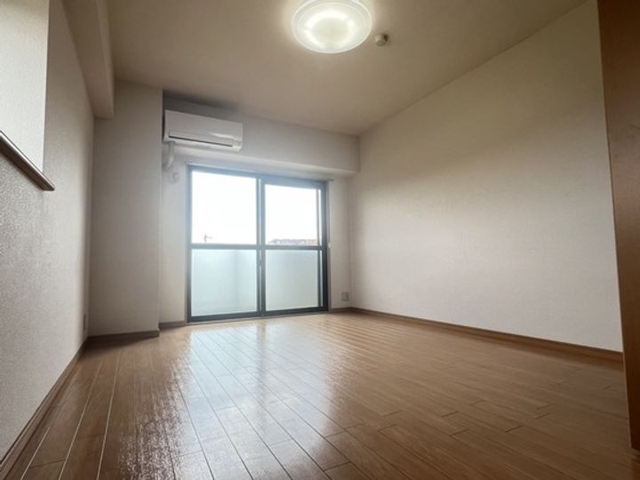 第六マンション一八の居間