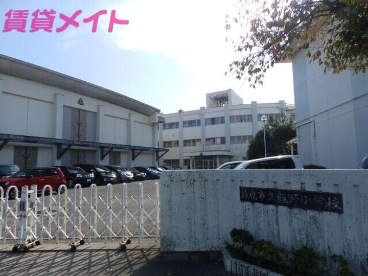 リナソラーレの周辺
