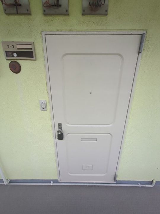 竹味マンションの玄関