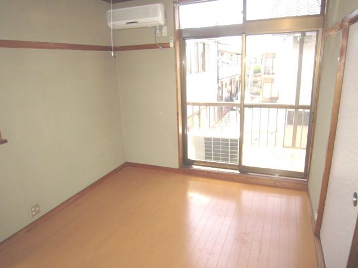 旭ルーミー湖北5号館の居間