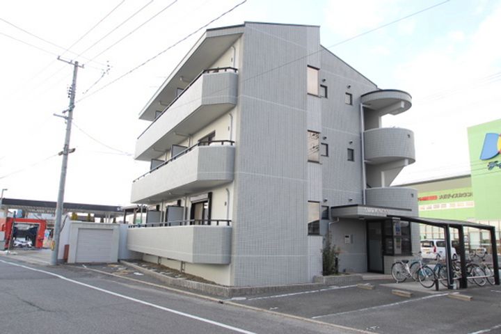 スリーサンズの外観