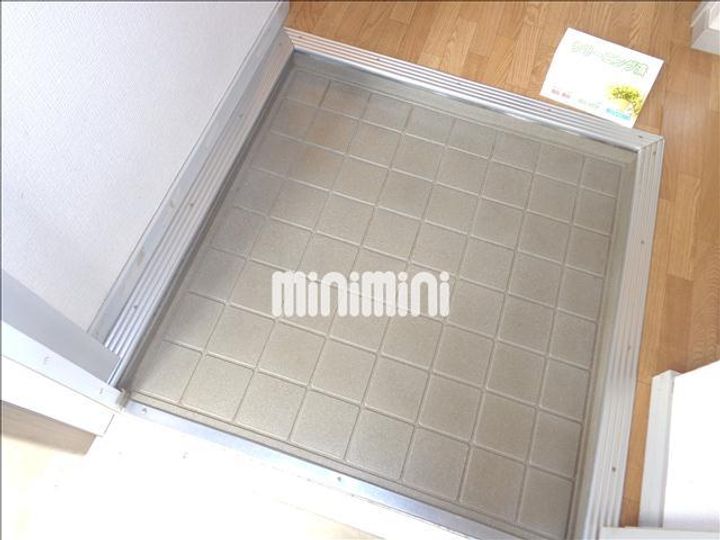 ニレシャンテC棟の玄関