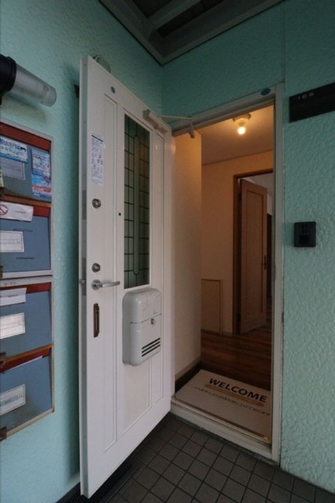 プリオールエフ B棟の玄関