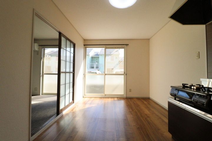 プリオールエフ B棟の居間