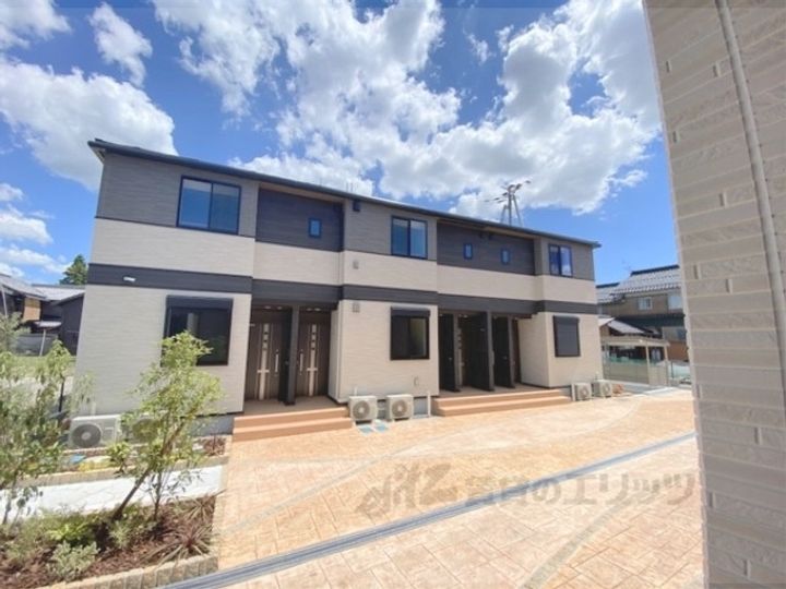 ウィズ・テール南彦根1号館の外観